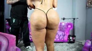 Angie Lorena presume su gran culo en una entrevista