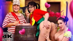 SEXMEX: La Chiquilina se enamora de la Pompis – Nicole Zurich & Sara Blonde