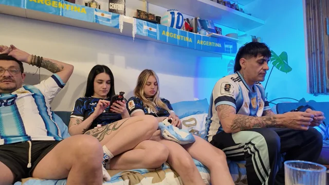 DOBLE MAMADA por primera vez con una pareja swinger
