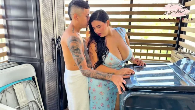 Madrastra sexy cabalgando la verga de su hijastro en el patio – Savannah Watson