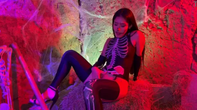 Petite Colombiana se excita al ver su esqueleto en la noche de Halloween